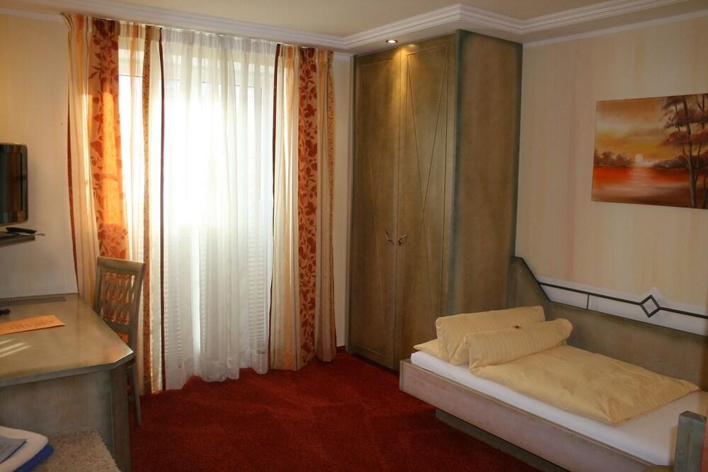 Flair Hotel Zum Schwarzen Reiter Horgau Exterior photo